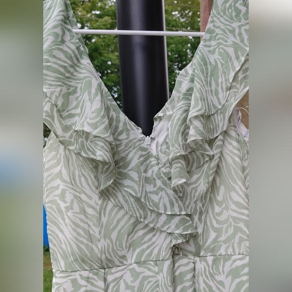 Lulus Vacay Vibes Sage Geen Ruffled Wideleg Jumpsuit SZ.10 NWT - Picture 5 of 11